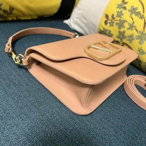 شنطة فالنتينو غارافاني VLogo Signature بسلسلة 18 س...