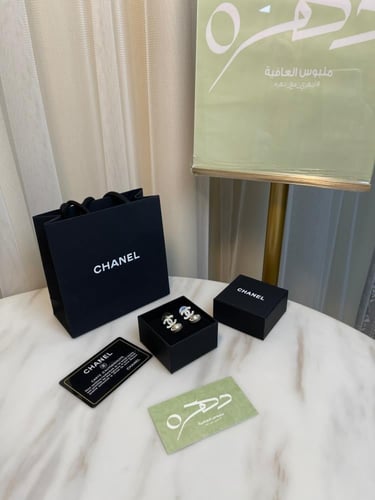 حلق ذهبي و ابيض من شانيل مزين باللؤلؤ و حبات الكري...