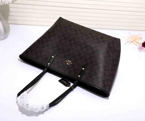 حقيبة يد وكتف نسائية 34 بتوقيع الشعارات من كوتش