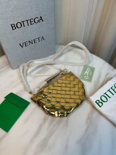 حقيبة ساردين ميني مجدول من بوتيغا فينيتا - ذهبي