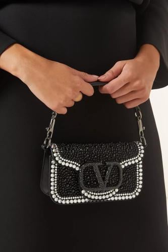 حقيبة فالنتينو غارافاني مرصعة بشعار حرف V مقاس 19