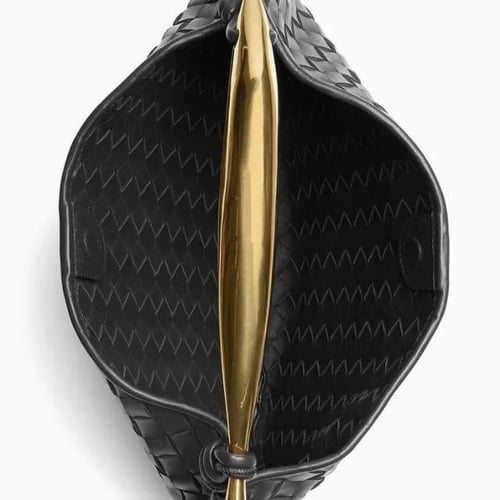 حقيبة ساردين بيد علوية جلد نابا مجدول من بوتيغا في...