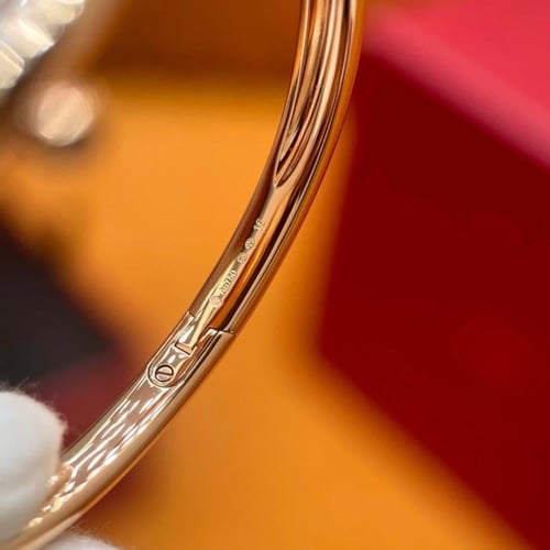 ساعة كارتييه المرصعة بالكريستال