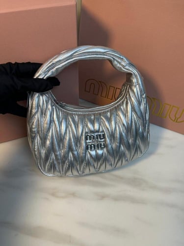 شنطة يد وكتف ميو ميو واندر ماتلاسيه ميني - فضي