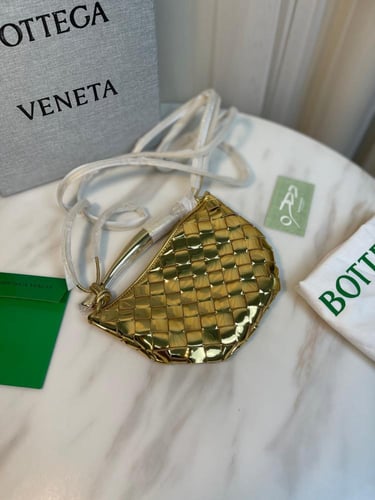 حقيبة ساردين ميني مجدول من بوتيغا فينيتا - ذهبي