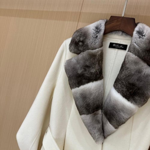 جاكيت لوروبيانا من فرو المنك بياقة V من الكشمير