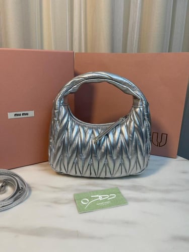شنطة يد وكتف ميو ميو واندر ماتلاسيه ميني - فضي