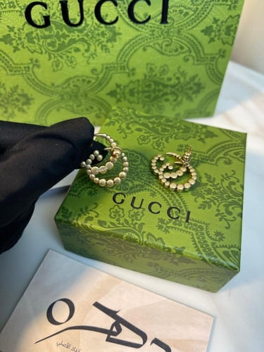 أقراط من اللؤلؤ بنقش GG مطلي من قوتشي