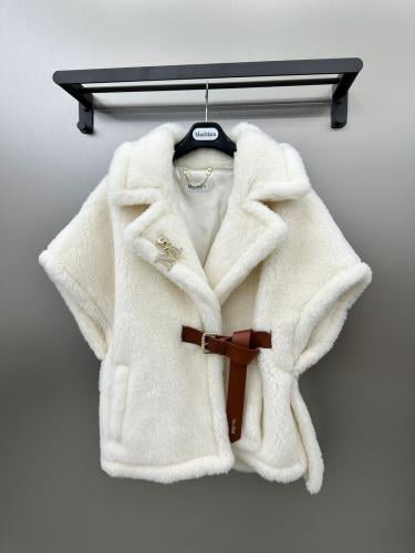 جاكيت قصيرة من الفرو بياقة V من ماكس مارا