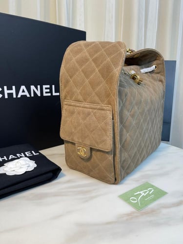 حقيبة شانيل هوبو بنية فاتحة بالشعار