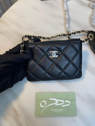 حقيبة كلاتش بسلسلة مع شبك بشعار شانيل - أسود