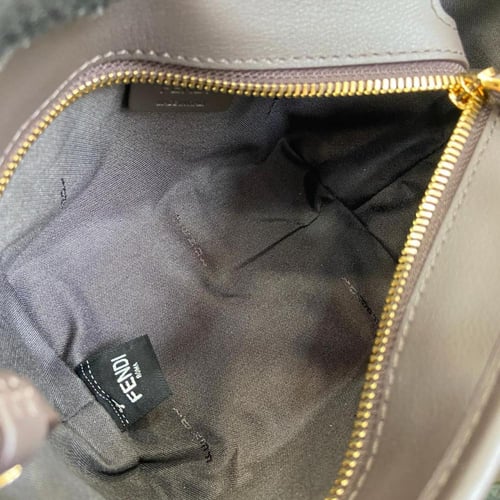 حقيبة رول باللون البني مع علامة FF من فندي