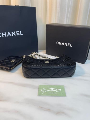 حقيبة كلاتش بسلسلة مع شبك بشعار شانيل - أسود