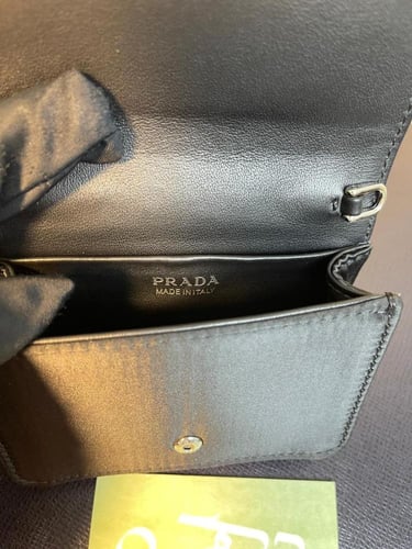 حقيبة برادا الكريستالية بحمالة كتف