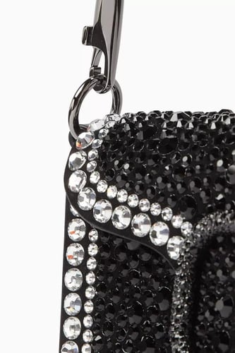 حقيبة فالنتينو غارافاني مرصعة بشعار حرف V مقاس 19