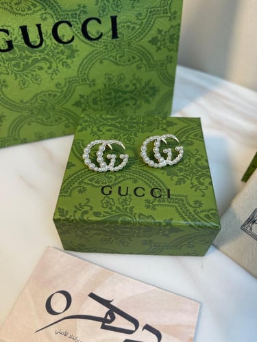 أقراط من اللؤلؤ بنقش GG مطلي من قوتشي