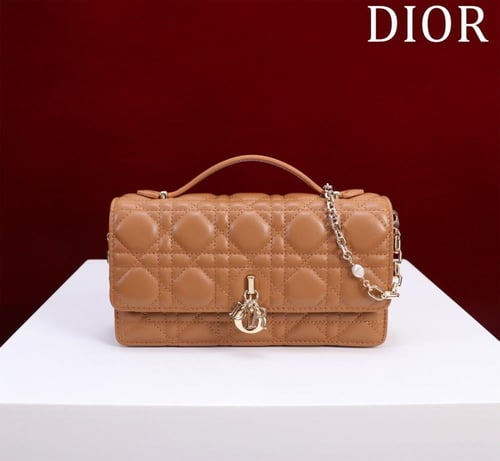 حقيبة Lady Dior مقاس 21