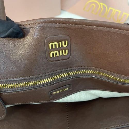 حقيبة أفنتشر الجلدية من ميو ميو مقاس 40 سم