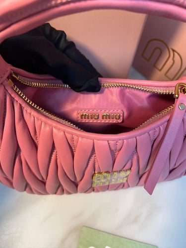 شنطة يد وكتف ميو ميو واندر ماتلاسيه ميني