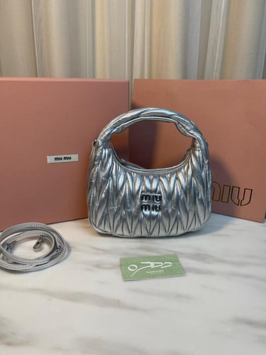 شنطة يد وكتف ميو ميو واندر ماتلاسيه ميني - فضي