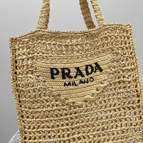 حقيبة برادا توت صغيرة 37 سم من الرافيا بشعارها