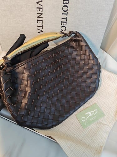 حقيبة ساردين بيد علوية مجدولة من بوتيغا فينيتا - ب...