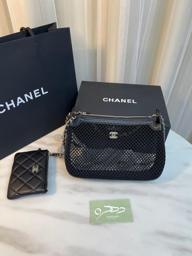 حقيبة كلاتش بسلسلة مع شبك بشعار شانيل - أسود