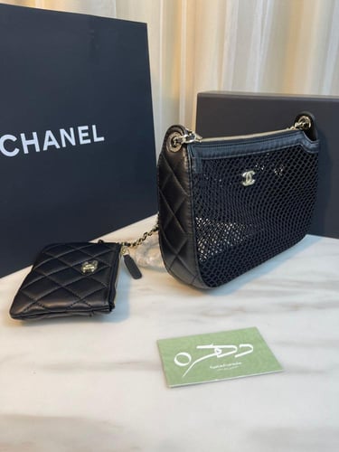 حقيبة كلاتش بسلسلة مع شبك بشعار شانيل - أسود