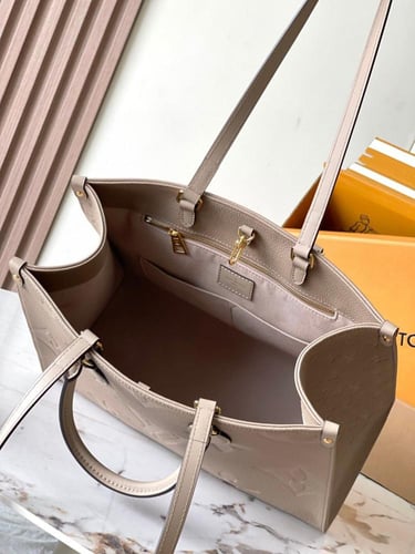 حقيبة اون ذا جو MM بعرض 35 سم من لويس فيتون