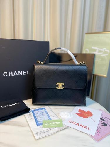 حقيبة كبيرة 32 سم بقلاب ومقبض علوي من شانيل - أسود