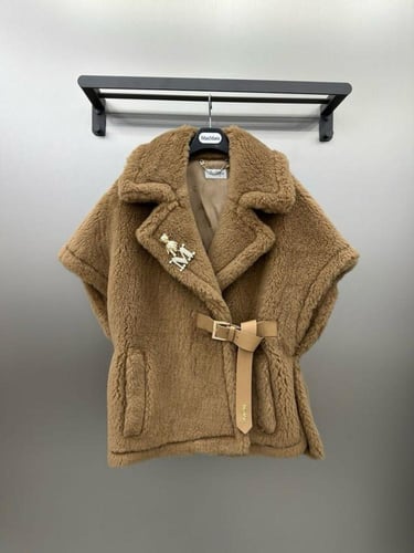 جاكيت قصيرة من الفرو بياقة V من ماكس مارا