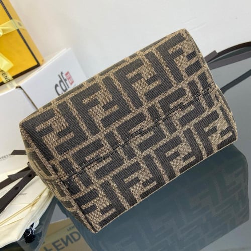 حقيبة رول باللون البني مع علامة FF من فندي