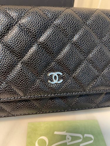 محفظة شانيل ووك كافيار مبطن باللون الأسود
