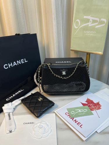 حقيبة كلاتش بسلسلة مع شبك بشعار شانيل - أسود