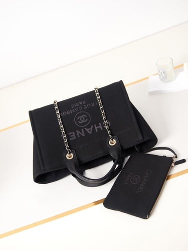 حقيبة تسوق قماشية بذراع يد وحزام كتف من شانيل - أس...