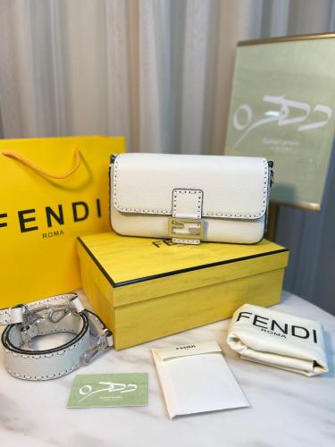 شنطة فندي باقيت سلريا درزات ميديم 27 سم - أبيض