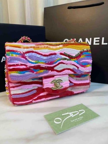 حقيبة شانيل صغيرة وردية اللون بنقشة سيمفوني