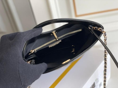 حقيبة تسوق ميني 23 مبطنة من جلد شانيل - العنابي وا...