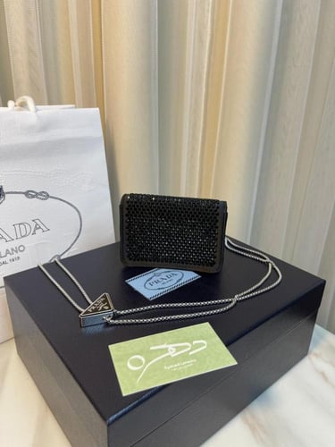 حقيبة برادا الكريستالية بحمالة كتف