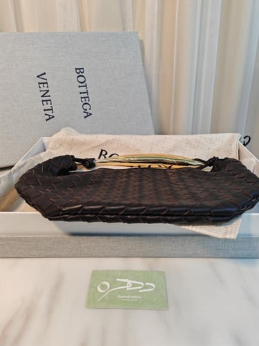 حقيبة ساردين بيد علوية مجدولة من بوتيغا فينيتا - ب...