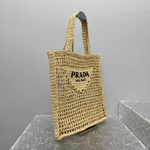 حقيبة برادا توت صغيرة 37 سم من الرافيا بشعارها