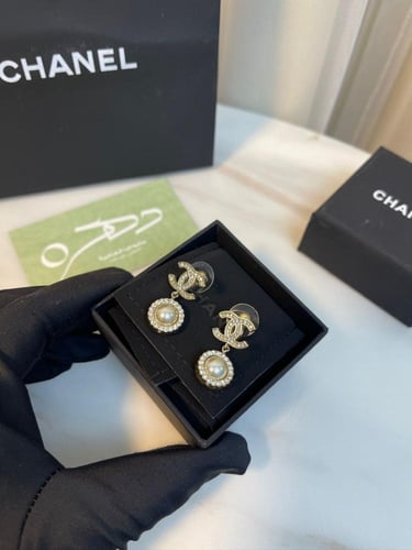 حلق ذهبي و ابيض من شانيل مزين باللؤلؤ و حبات الكري...