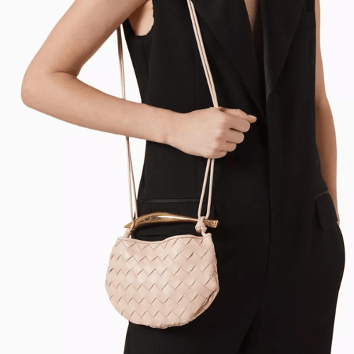 حقيبة ساردين ميني جلد مجدول من بوتيغا فينيتا - ورد...