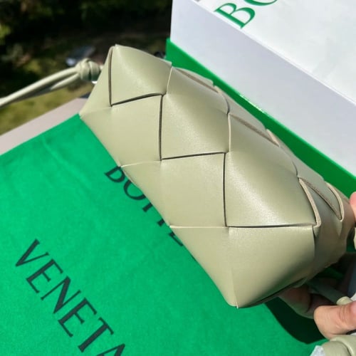 حقيبة سمول كاسيت من بوتيغا فينيتا