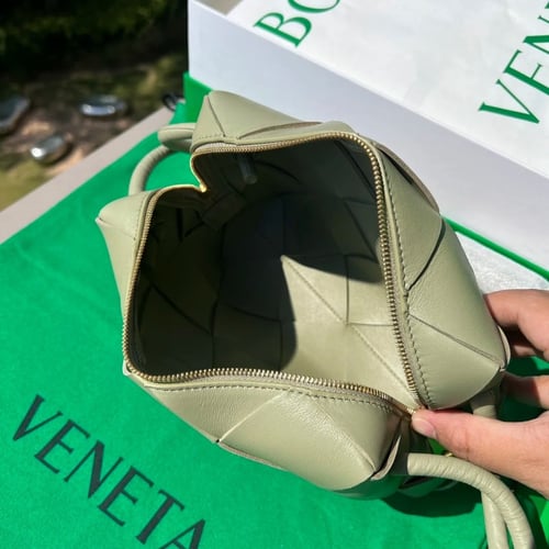 حقيبة سمول كاسيت من بوتيغا فينيتا