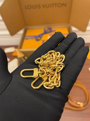 حقيبة لويس فيتون Loop Monogram