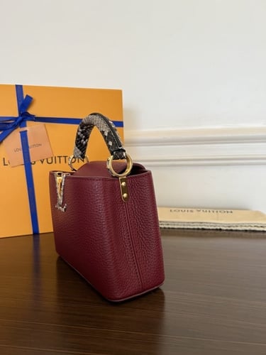 شنطة لويس فيتون كابوسين ميني 21 سم - عنابي