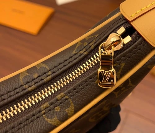 حقيبة لويس فيتون Loop Monogram