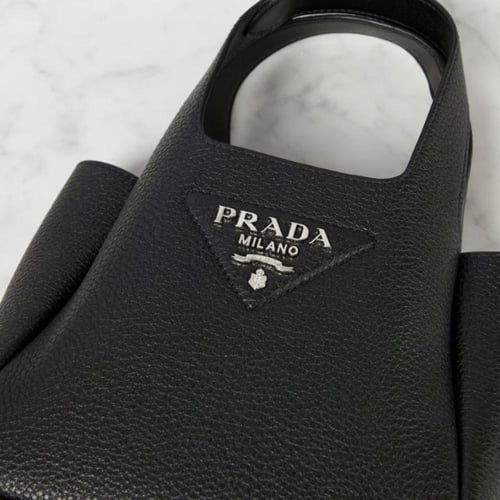 حقيبة يد صغيرة من الجلد من برادا فلو أسود