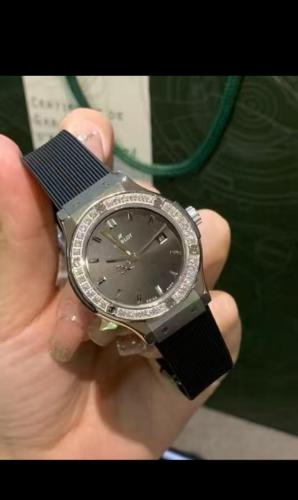 ساعة هوبلوت كلاسيك فيوجن ريسينغ مرصعة بكريستال على...